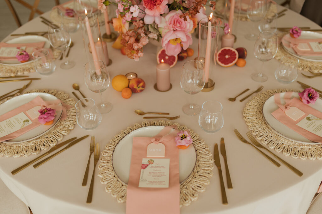 Gedeckter Tisch für eine Hochzeit im Gut Klein Nienhagen