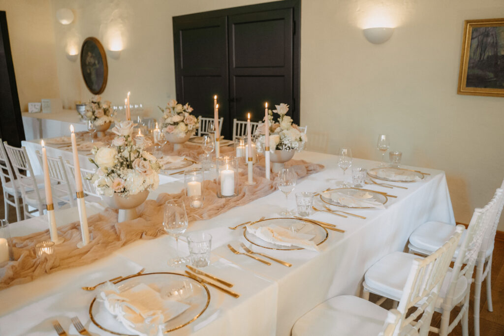 Gedeckter Tisch für eine Hochzeit