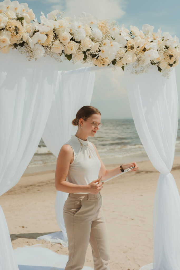 Traurednerin am Traubogen bei einer Strandhochzeit an der Ostsee