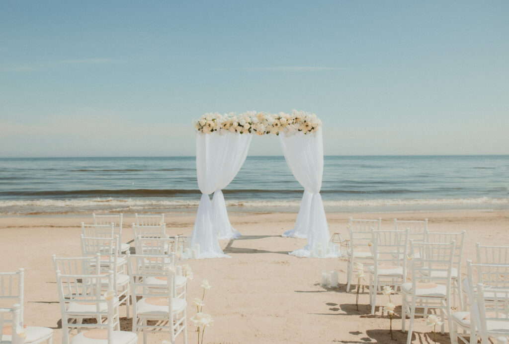 Traubogen mit Blumen für eine freie Trauung am Ostseestrand
