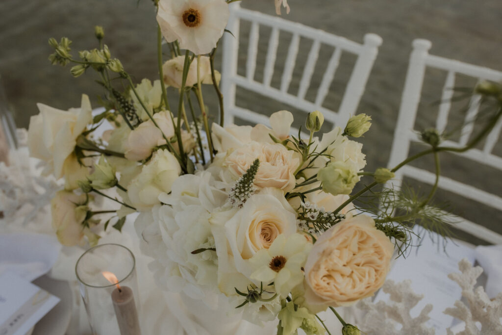 Floristik mit Rosen in Creme und Apricot beim Styled Shoot Maritime Eleganz