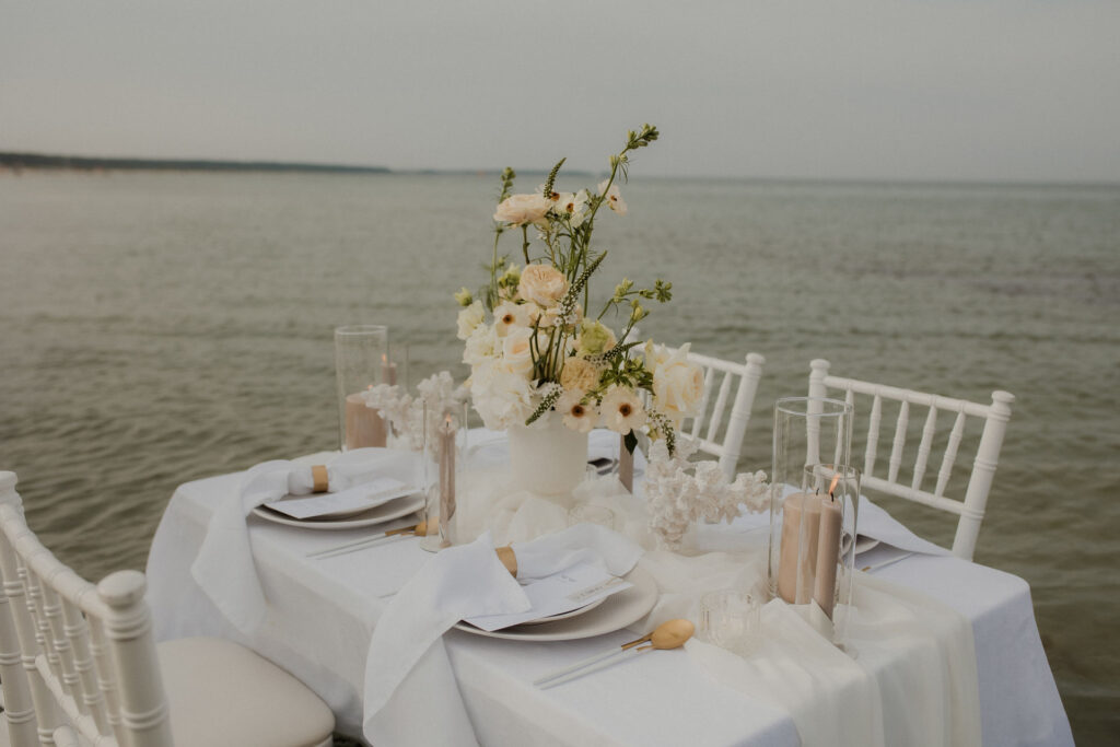 Hochzeitstafel direkt am Wasser beim Styled Shoot Maritime Eleganz