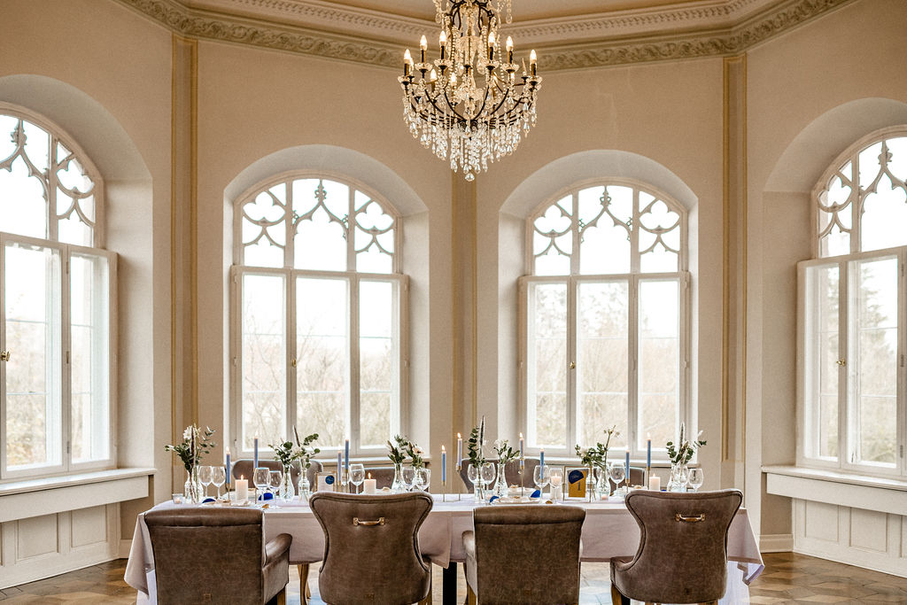 Festlich eingedeckter Saal mit Kronleuchter im Schloss Gamehl