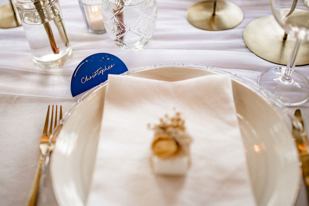 Platzgedeck mit Namenskarte und Gastgeschenk beim Styled Shoot im Schloss Gamehl