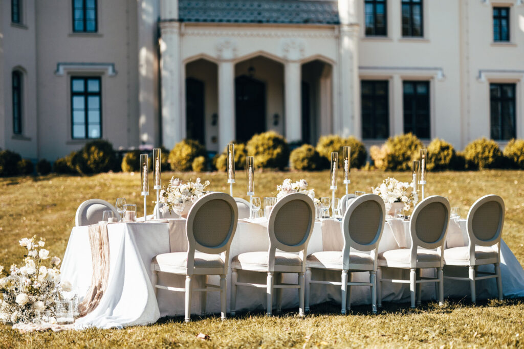 Lange Hochzeitstafel vor Schloss Kittendorf
