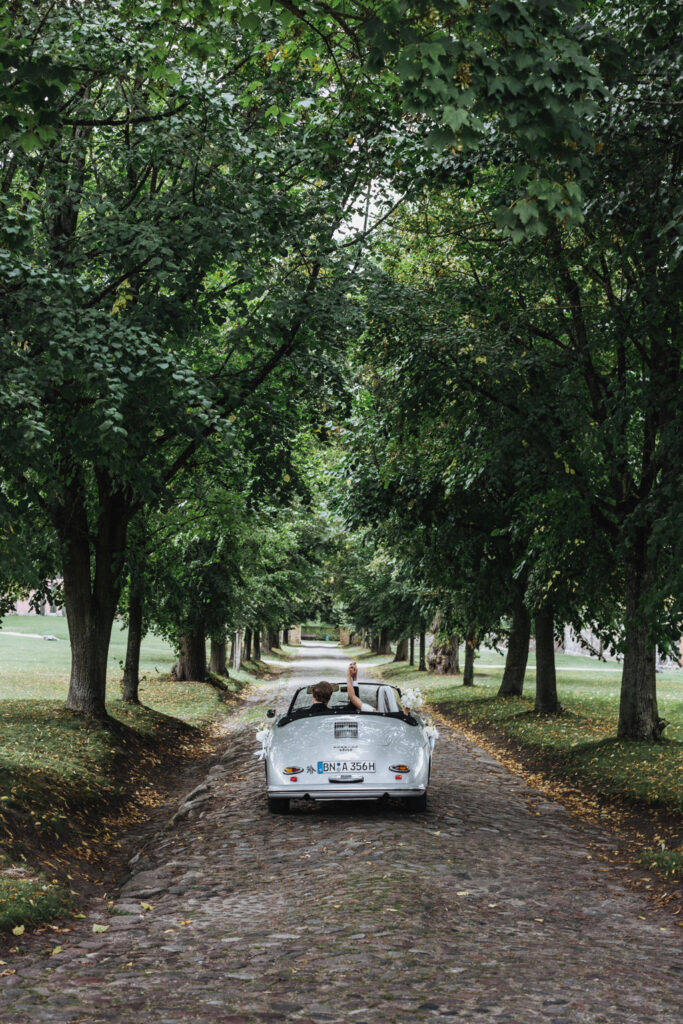 Oldtimer-Hochzeitsauto in der Allee zum Gutshaus Stolpe