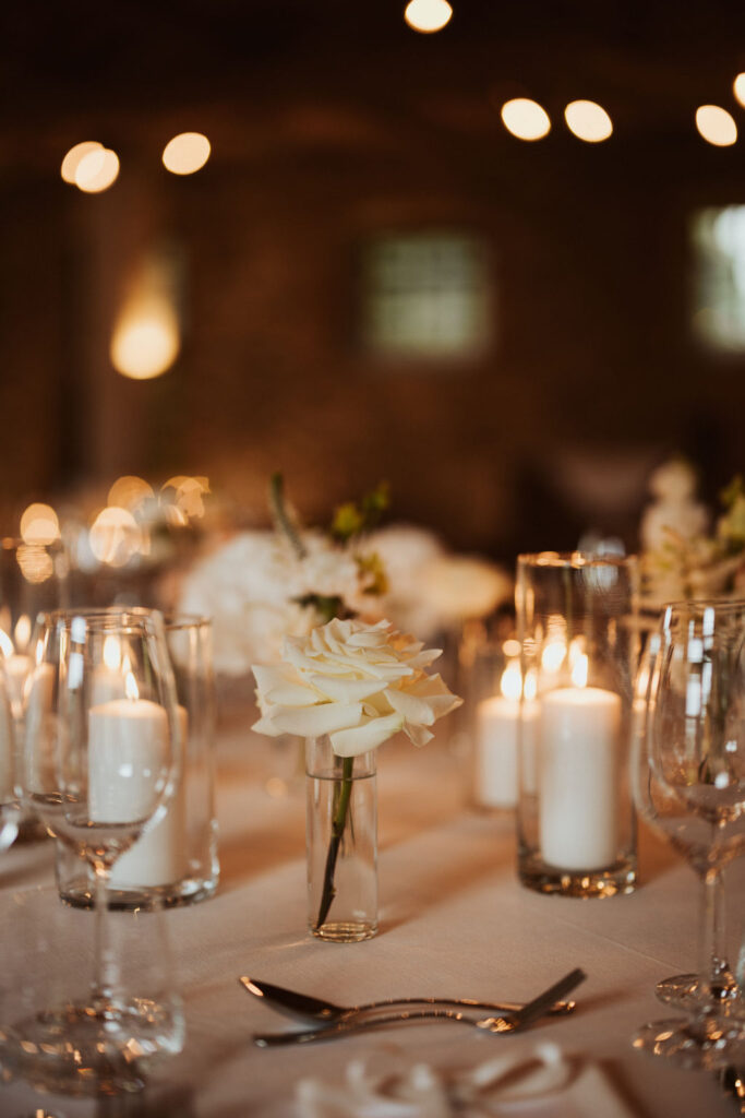 Tischdekoration mit Kerzen bei einer Hochzeit im Gutshaus Stolpe